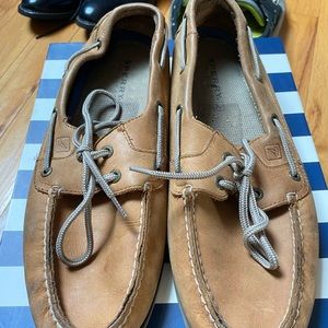 Sperry traditional tan leather boat shoe